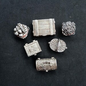 Miniaturdosen aus Neusilber, Vintage. Topf, Schnellkochtopf, Korb, Blumen, Brot, Bäcker. Mini-Schmuckdose für Puppenhäuser.