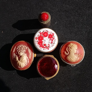 Red lover Vintage metal miniature box for pills, weed, rings... Glass enamel brass resin miniature box, gold colour. 70s 80s 90s. Colorfull