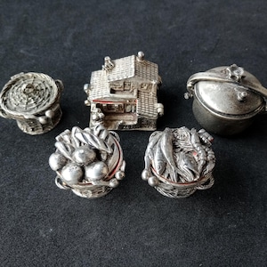 Scatole in miniatura in alpacca, vintage. Pentola, pentola a pressione, cestino, pesce, pescatore, pane, fornaio. Mini portaoggetti. Casa delle bambole. Casa delle bambole.