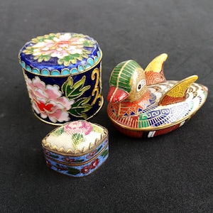 Portapillole con anatra cloisonne, portagioie da collezione Bronzo smaltato cinese Vintage Portagioie antico originale per collezionisti rosa ricamata