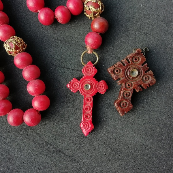 Ancient bone rosary and wood cross with Stanhope lens, complete and very well preserved. Vintage Catholic red cross, religious objects.