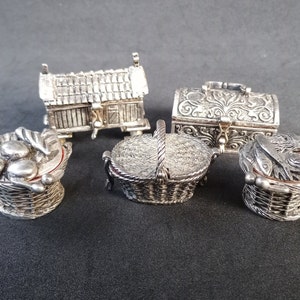 Miniature boxes in nickel silver, vintage. Horreo, basket, fish bread. Mini trinket box. Small pillbox Velvet interior Dollhouse Dolls house