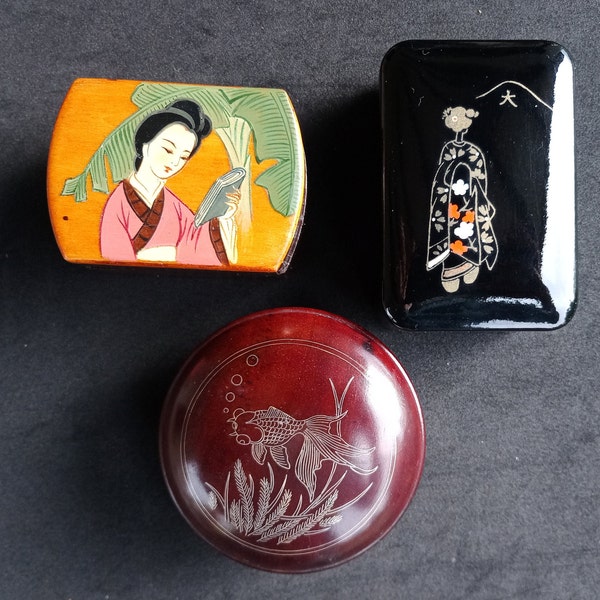 Japanische Vintage-Schmuckschatulle. Koi-Fisch, Geisha-Vase, Frau, die ein Buch liest. Handgefertigte Holzkiste, antike Pillendose im asiatischen Stil.