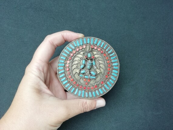 Vintage turquoise, coral and metal box with a fig… - image 4