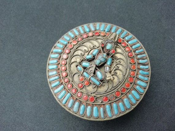 Vintage turquoise, coral and metal box with a fig… - image 5