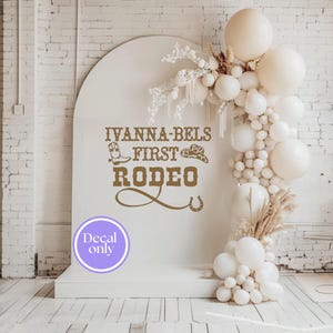 Adesivo in vinile First Rodeo // decorazione personalizzata per feste di compleanno a tema cowboy western, adesivo fai da te personalizzato per sfondi, cartelli, palloncini e altro ancora