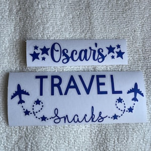 Gepersonaliseerde vinylsticker voor reissnacks // aangepaste naamsticker voor snackdoos, label kindersnackdoos, organizer voor roadtripsnacks