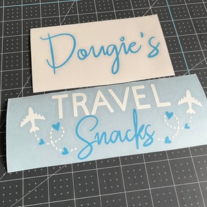 Gepersonaliseerde vinylsticker voor reissnacks // aangepaste naamsticker voor snackdoos, label kindersnackdoos, organizer voor roadtripsnacks