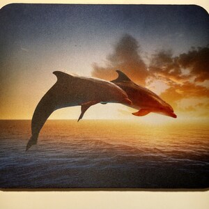 Delfiner vid soluppgången, högkvalitativ 6 mm tjock musmatta - tygöverdel med specialtryck. delfinälskare, hav, soluppgång, solnedgång