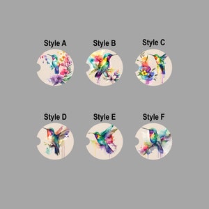 Puede incluir: Seis estilos diferentes de posavasos redondos para coche con diseños de colibrí en acuarela. Cada posavasos tiene una pose de colibrí y una disposición floral diferentes.