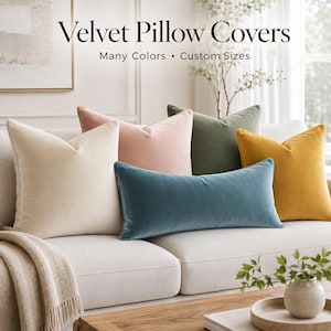 Peut inclure: Une collection de housses de coussin en velours dans les tons crème, rose poudré, vert olive, jaune moutarde et un bleu sarcelle rectangulaire. Le texte Velvet Pillow Covers Many Colors Custom Sizes est affiché au-dessus des coussins.