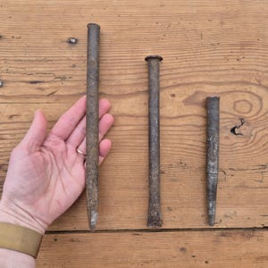 Stare żelazne pale, zardzewiały żelazny kolec