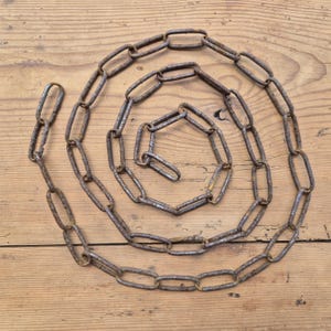 Primitive rusty iron chain, farm chain, rusty metal piece