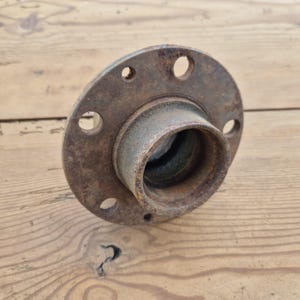 Rostiga metalldelar, gammal industriell utrustning