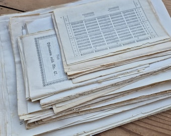 Könnte beinhalten: Ein Stapel gealterter, cremefarbener Papierbögen mit sichtbaren Gebrauchsspuren und ausgefransten Kanten. Die oberste Seite zeigt eine gedruckte Zahlentabelle und einen rechteckigen Rahmen mit dem Text Rīga, Dzirnavu celā Nr. 47.