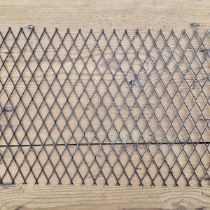 Rostiges Metallgitterblech, verrostete Metallzuschnitte