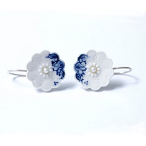 Delfter Blau Porzellanohrringe, handbemalt, mit weißer Perle, Niederlande Schmuck