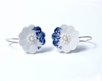 Porcelain earrings in white and blue, Delft Blue earrings, hand painted, traditional dutch jewelry, dutch delft blue earrings, ceramic jewel