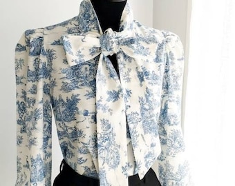 Blouse with lavallière collar with knot in cotton printed canvas de Jouy blue