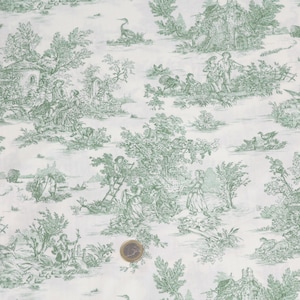 K&ouml;nnte beinhalten: Ein wei&szlig;er Stoff mit einem sich wiederholenden gr&uuml;nen Toile-de-Jouy-Muster, das pastorale Szenen mit Menschen, B&auml;umen, V&ouml;geln und Geb&auml;uden zeigt. Eine runde Metallm&uuml;nze liegt als Gr&ouml;&szlig;envergleich auf dem Stoff und misst 2,5 cm im Durchmesser.