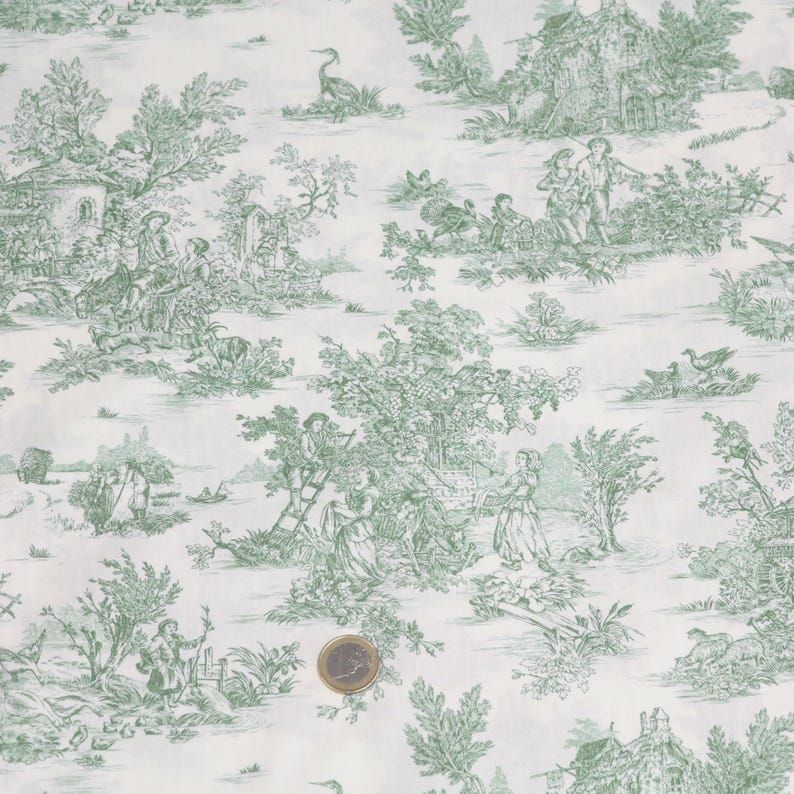 K&ouml;nnte beinhalten: Ein wei&szlig;er Stoff mit einem sich wiederholenden gr&uuml;nen Toile-de-Jouy-Muster, das pastorale Szenen mit Menschen, B&auml;umen, V&ouml;geln und Geb&auml;uden zeigt. Eine runde Metallm&uuml;nze liegt als Gr&ouml;&szlig;envergleich auf dem Stoff und misst 2,5 cm im Durchmesser.