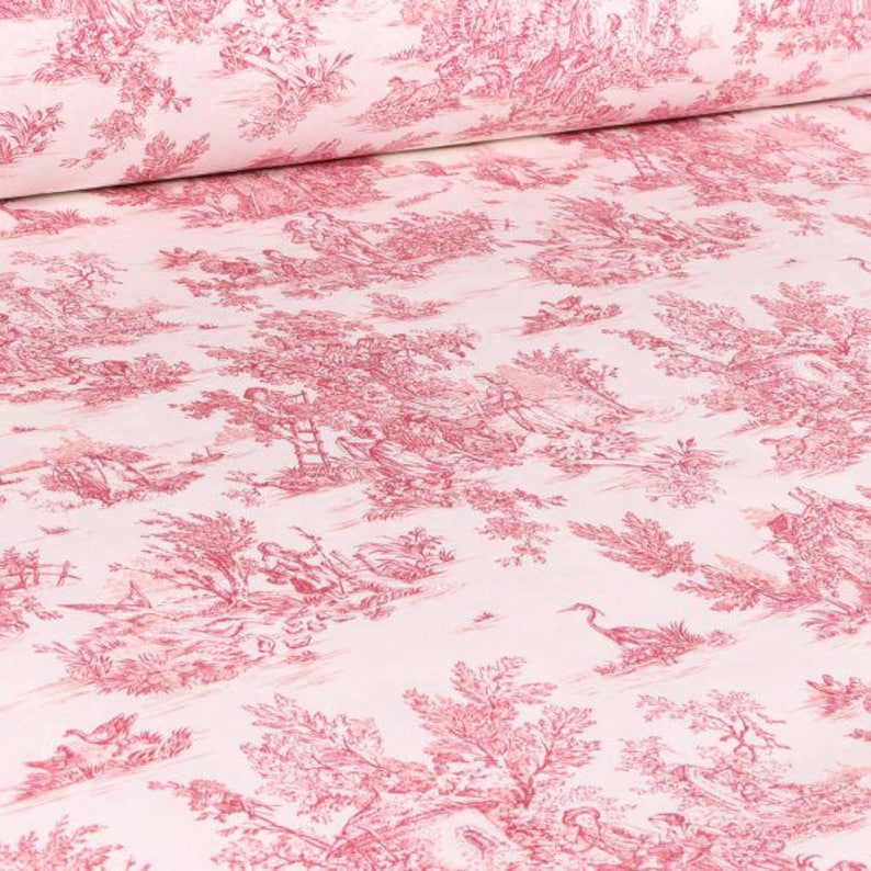 K&ouml;nnte beinhalten: Ein hellrosa Stoff mit einem sich wiederholenden Toile-de-Jouy-Muster in Dunkelrot. Das Design zeigt komplexe pastorale Szenen mit Figuren, B&auml;umen und V&ouml;geln, die in einem durchgehenden, detaillierten illustrativen Stil &uuml;ber die Fl&auml;che verteilt sind.