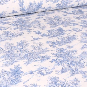 K&ouml;nnte beinhalten: Ein Stoffballen mit wei&szlig;em Hintergrund und einem sich wiederholenden blauen Toile-Muster. Das Design zeigt detaillierte l&auml;ndliche Szenen mit B&auml;umen, kleinen Geb&auml;uden und Figuren bei Aktivit&auml;ten im Freien, gedruckt in einfarbiger blauer Tinte.