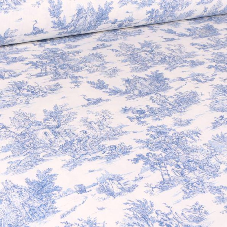 K&ouml;nnte beinhalten: Ein Stoffballen mit wei&szlig;em Hintergrund und einem sich wiederholenden blauen Toile-Muster. Das Design zeigt detaillierte l&auml;ndliche Szenen mit B&auml;umen, kleinen Geb&auml;uden und Figuren bei Aktivit&auml;ten im Freien, gedruckt in einfarbiger blauer Tinte.