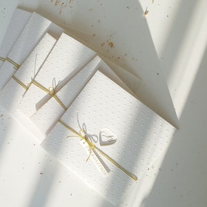 Dots Bruiloft Uitnodigingen, Pearl Paper, Hart, Gouden String, Reliëf Dots