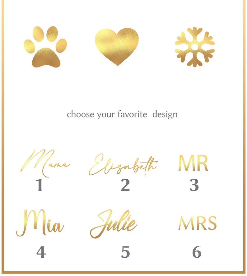 Pu&ograve; includere: Sfondo bianco con disegni dorati: impronta di zampa, cuore e fiocco di neve. Opzioni di testo dorate: "Mama", "Elisabeth", "MR", "Mia", "Julie" e "MRS", con i numeri da 1 a 6 sotto.