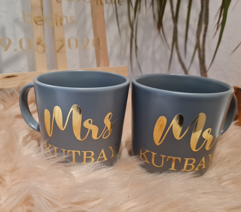 Tasse mit goldenem Schriftzug