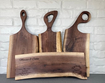Tabla de embutidos personalizada con borde vivo y asas en nogal negro
