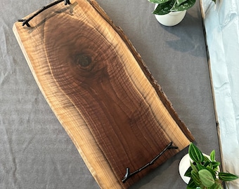 Tabla de embutidos artesanal de nogal negro con borde vivo, asas de ramitas y vetas únicas