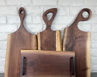 Tabla de embutidos con borde natural y asas opcionales en nogal negro