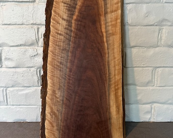 Tabla de embutidos con borde vivo grande, ancho de nogal figurado