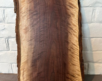 Tabla de embutidos con borde vivo grande, ancho de nogal figurado