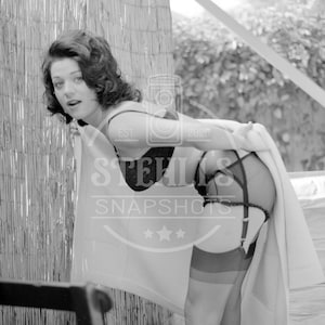 ランジェリー姿のリンダ・ランバートのヴィンテージ写真 - オリジナルネガからの転載