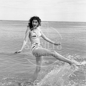 Melody Ward im Vintage Bikini Kicking on the Beach - Nachdruck vom Originalnegativ
