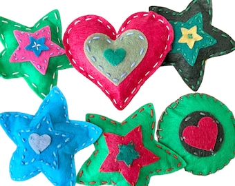 Adornos de corazón y estrella de fieltro hechos a mano, decoración navideña colorida