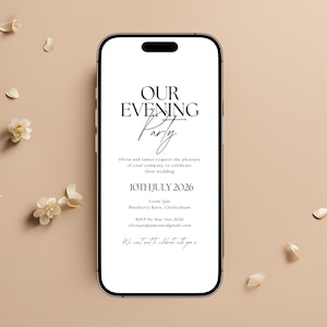 Può includere: Uno smartphone mostra un invito di nozze digitale con il testo "OUR EVENING Party". L'invito è bianco con testo nero, inclusa la data "10TH JULY 2026". Il telefono è su uno sfondo neutro con petali di fiori sparsi.