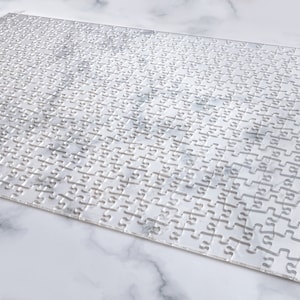 Puede incluir: Un rompecabezas blanco con un fondo blanco. El rompecabezas está ensamblado y listo para jugar.