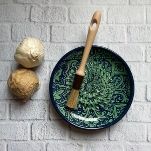 Plato de cerámica hecho a mano para frotar ajo y verduras (y cepillo opcional), plato rallador de ajo, plato de jengibre, regalo de Pascua, regalo de boda