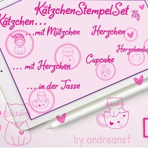 Può includere: Un download digitale di un set di 10 timbri in gomma rosa e bianchi a tema gatto. I timbri mostrano gatti con cappelli, che tengono cuori e siedono in tazze da tè. Il testo "Kätzchen Stempel Set" è scritto in rosa nella parte superiore dell'immagine.