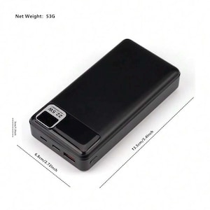 Puede incluir: Batería externa rectangular negra con una pantalla digital que muestra 22,5W. La batería mide 13,5 cm de largo y 6,8 cm de ancho. El peso neto es de 53 g. Tiene múltiples puertos para cargar dispositivos.