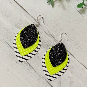 Pendientes de cuero sintético de triple capa con rayas en amarillo neón, blanco y negro y purpurina negra, regalo de Navidad