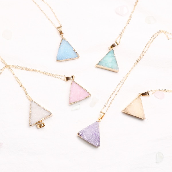 Druzy Triangle Crystal Halskette - Druzy Crystal - Dreieck Halskette - Dreieck Stein - Geometrische Druzy Halskette - Lila Rosa Weiß Blau