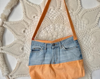Borsa tote vintage in denim patchwork, stile boho fatto a mano, con manici blu e arancioni.