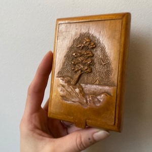 Portasigarette in scatola di legno, scatola di sigarette vintage, bellissimo legno intagliato, vassoio per fumo retrò, anni '60, mare etnico, Baltico, formato tascabile