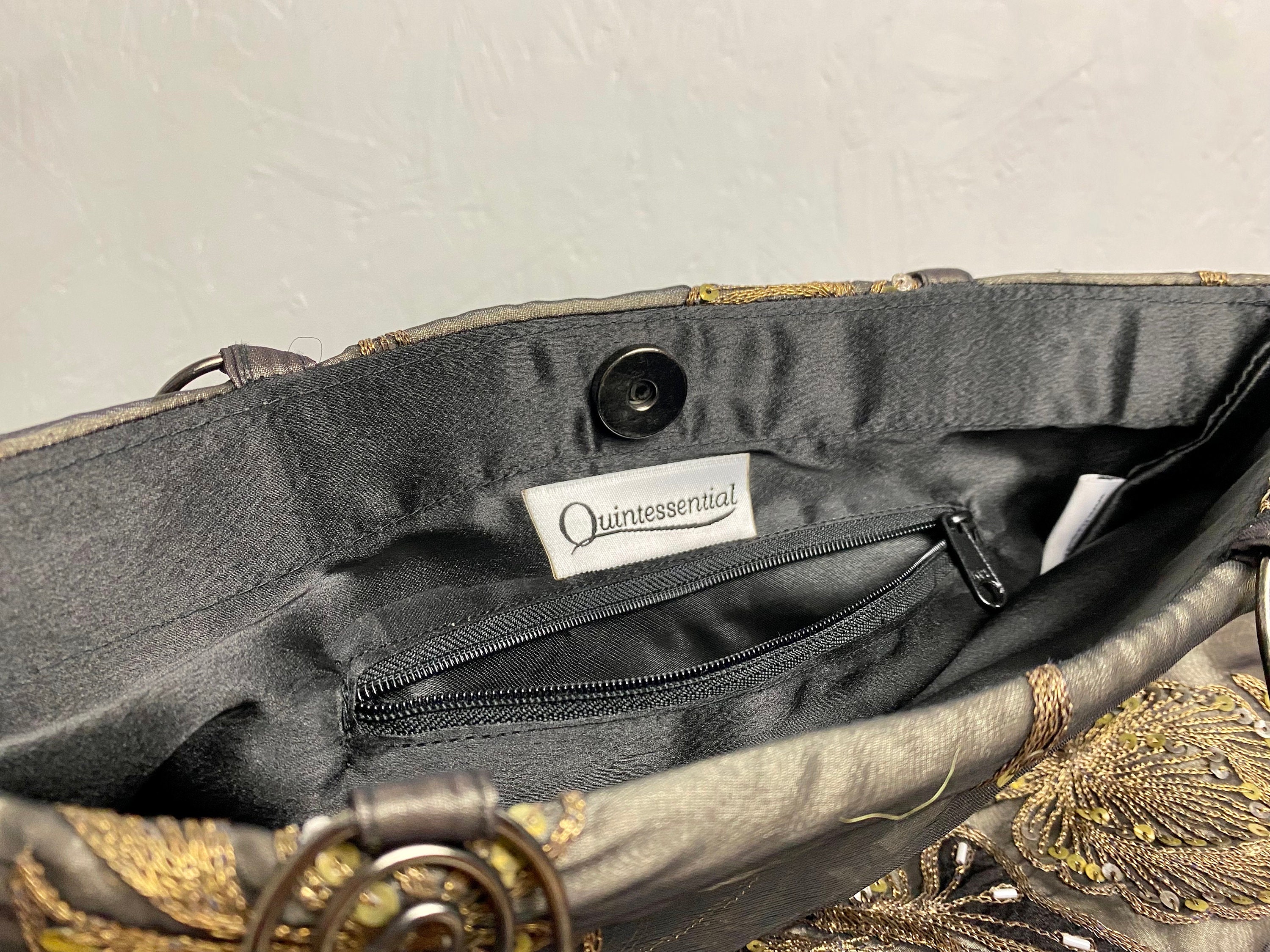 QUINTESSENTIAL の刺繍入りイブニングバッグ、ブラウンゴールド