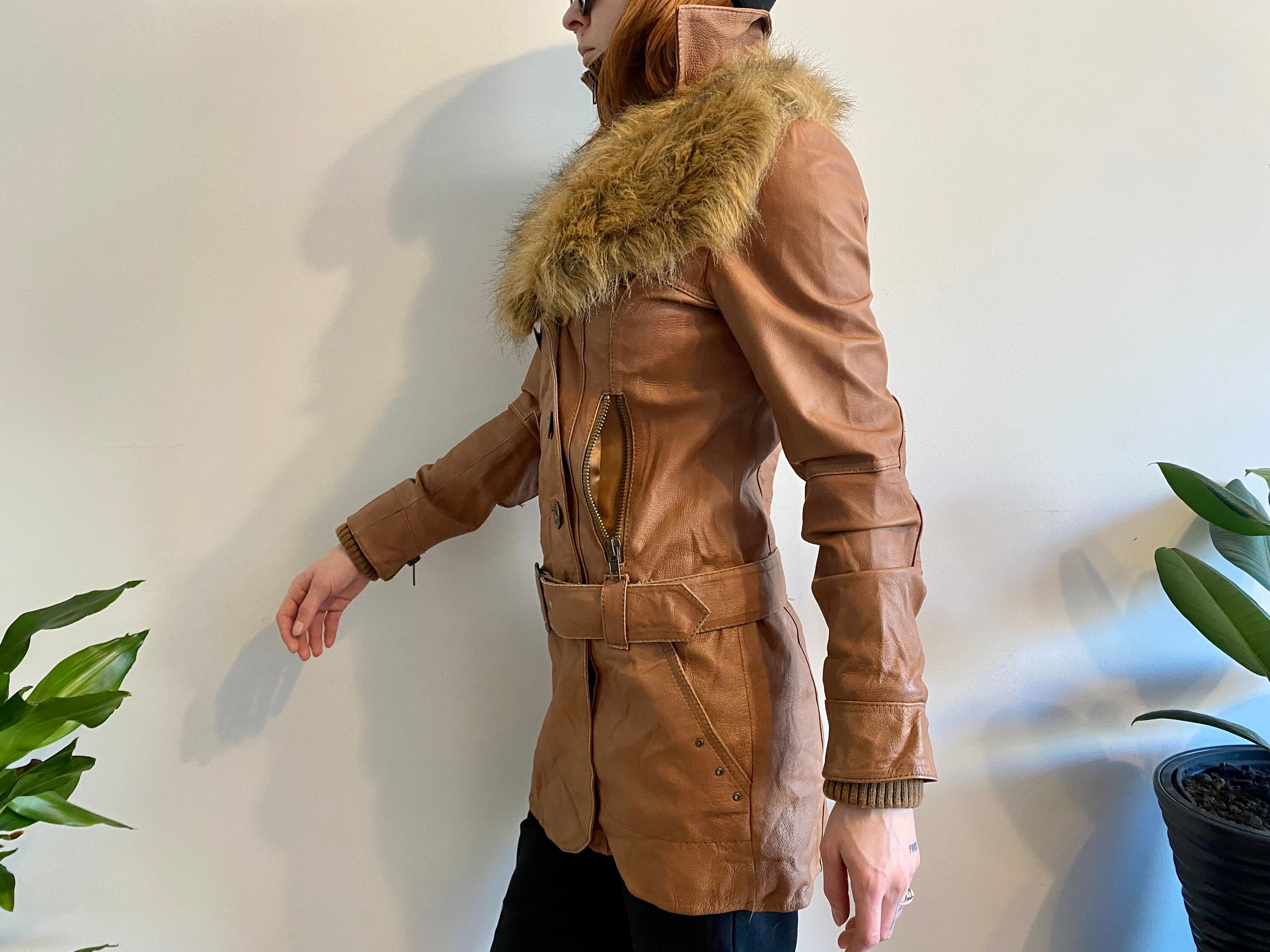 Y2K ブラウンレザートレンチコート：フェイクファーカラー、ベルト付き